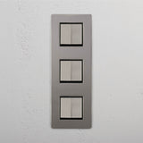 Vertikaler Lichtschalter mit Superkapazität: Poliertes Nickel + Schwarz – 6x vertikaler Wippschalter – auf weißem Hintergrund
