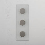Überlegener vertikaler Dreifach-Dimmschalter – Durchsichtig + Poliertes Nickel – Modernes Beleuchtungssystem – auf weißem Hintergrund