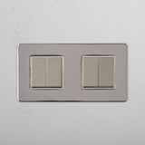 Lichtsteuerungsschalter mit hoher Kapazität: Poliertes Nickel + Weiß – doppelter 4x-Wippschalter – auf weißem Hintergrund