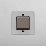 Mittlerer Schalter mit einer Wippe – Durchsichtig + Poliertes Nickel + Schwarz – Schnittiges Zubehör – auf weißem Hintergrund