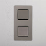 Doppelter vertikaler Lichtsteuerungsschalter – auf weißem Hintergrund: Poliertes Nickel + Schwarz – doppelter 2x vertikaler Wippschalter